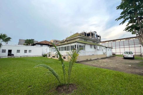 Luxueuse Villa de 3 Chambres avec Jardin à Louer à Gombé, Kinshasa