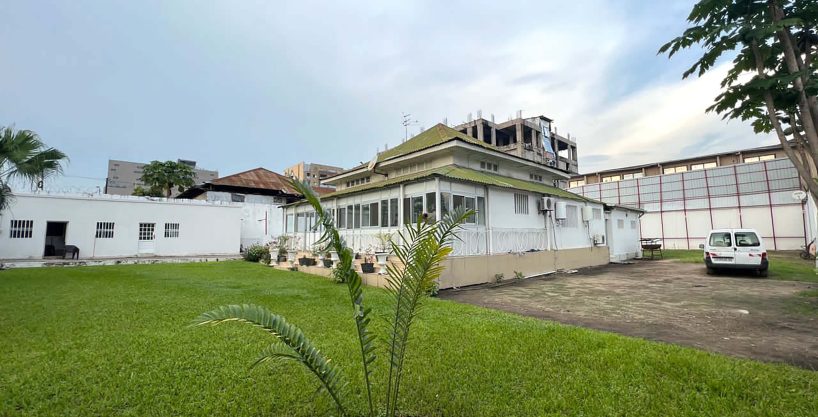 Luxueuse Villa de 3 Chambres avec Jardin à Louer à Gombé, Kinshasa